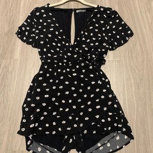 Abercrombie & Fitch Black and White Floral Romper, size medium